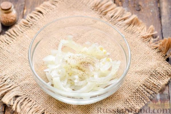 Салат с ветчиной, черносливом, сыром и яйцами