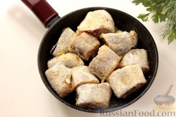 Минтай, тушенный с луком в молоке