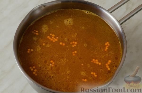 Пряный куриный суп с морковной лапшой
