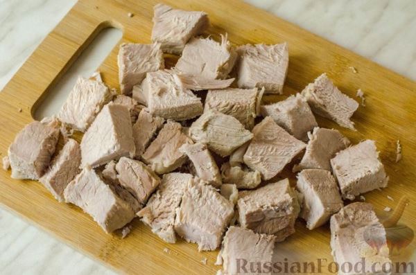 Дрожжевые пирожки-рулетики с мясом и черносливом