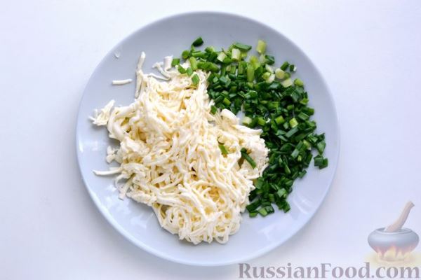Салат с крабовыми палочками, плавленым сыром, яйцами и зелёным луком