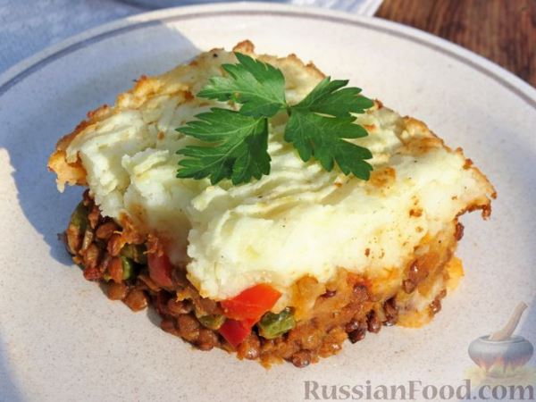 Постная картофельная запеканка с чечевицей и замороженными овощами