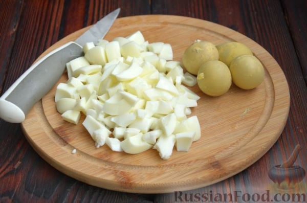 Салат с пекинской капустой, курицей, сыром фета и яичными белками