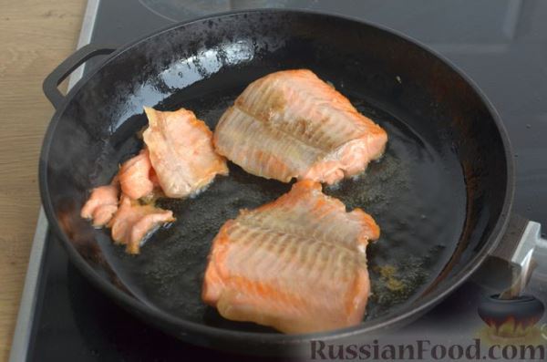 Фриттата с лососем и брюссельской капустой