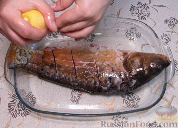 Карп, запечённый с морковью, луком и маринованными огурцами