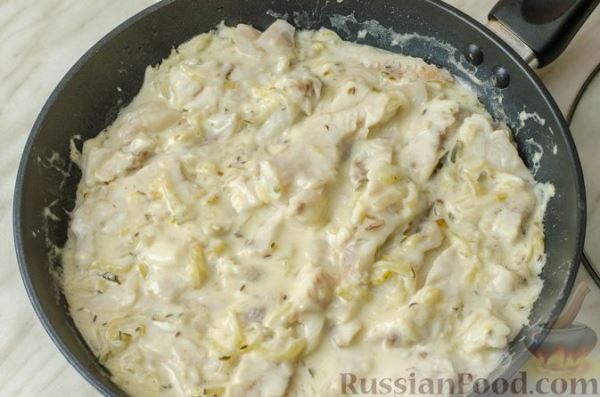 Рыба в сметане с солёными огурцами (на сковороде)