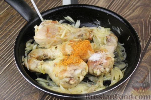 Куриные ножки, тушенные с луком