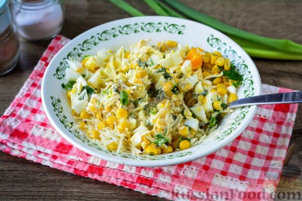 Салат с кукурузой, сыром, яйцами и чесноком
