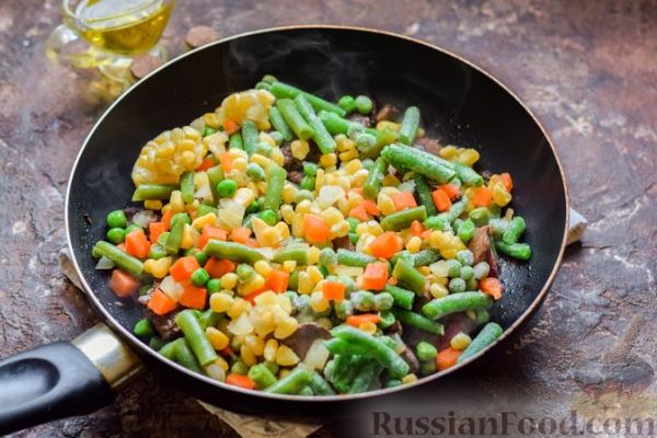 Куриная печень, тушенная с замороженными овощами