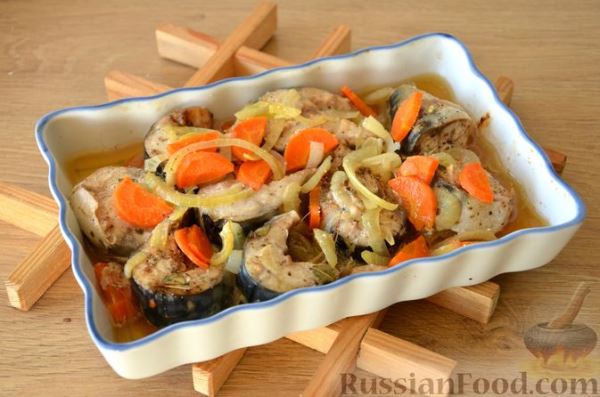 Скумбрия, запечённая с морковью и луком (в рукаве)