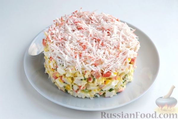 Салат с крабовыми палочками, плавленым сыром, яйцами и зелёным луком