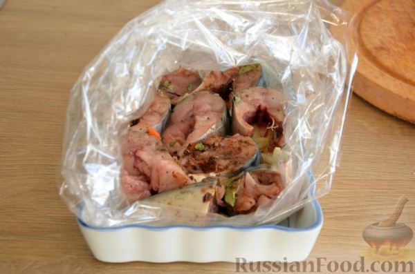 Скумбрия, запечённая с морковью и луком (в рукаве)