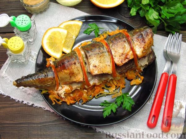 Запечённая скумбрия с апельсинами, на овощной подушке