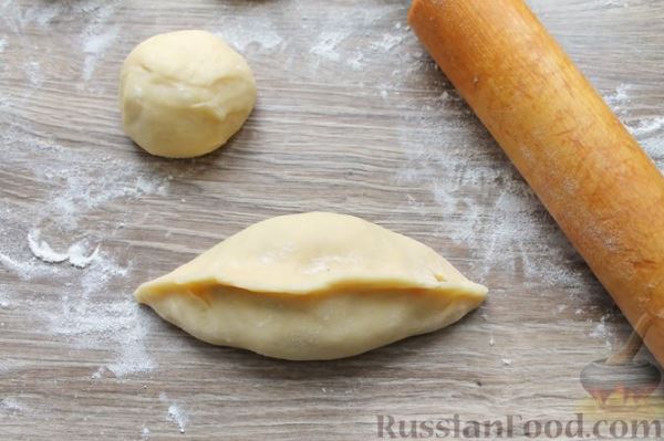 Дрожжевые пирожки с яйцом, курицей и укропом (в духовке)