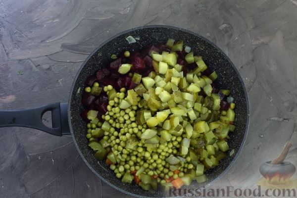 Винегрет из жареных овощей, с солёными огурцами и зелёным горошком