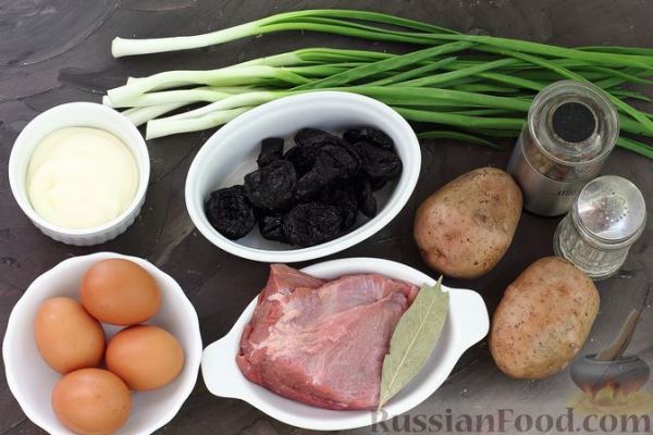Салат с говядиной, картофелем, черносливом и яйцами