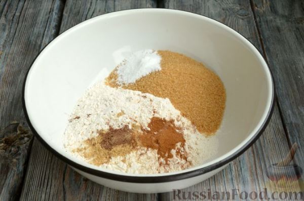 Пряный бананово-морковный кекс с вяленой клюквой и орехами