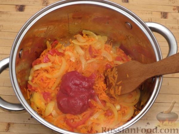 Томатный суп с нутом и мясными фрикадельками