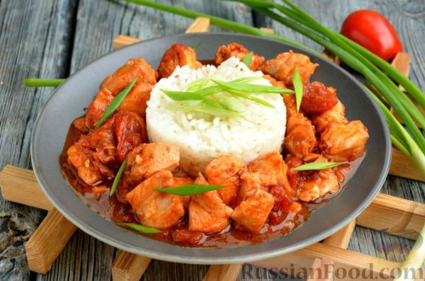 Сёмга, тушенная в томатном соусе с пивом и имбирём