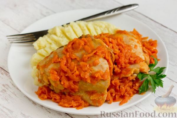 Курица, тушенная с морковью