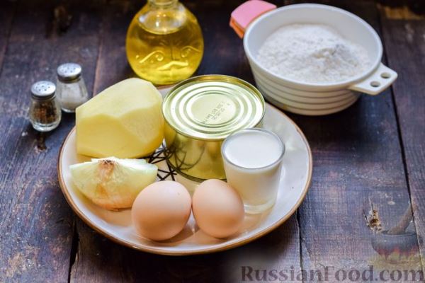 Заливной пирог на сметане, с картофелем и консервированной рыбой