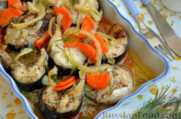 Скумбрия, запечённая с морковью и луком (в рукаве)