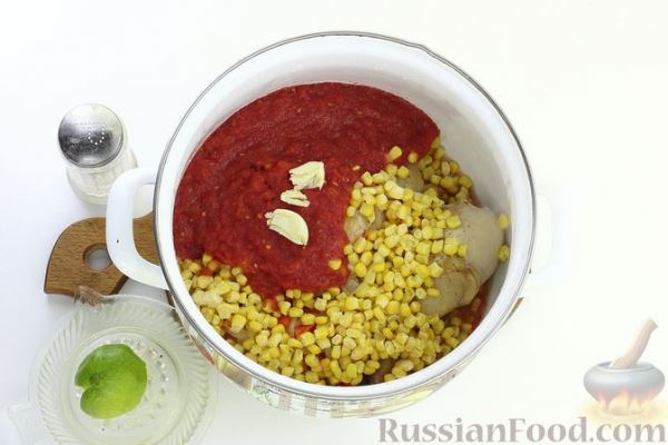 Острый куриный суп с кукурузой, помидорами и соком лайма