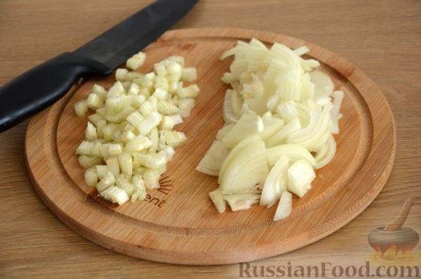 Куриные бёдра, тушенные в сметанно-грибном соусе