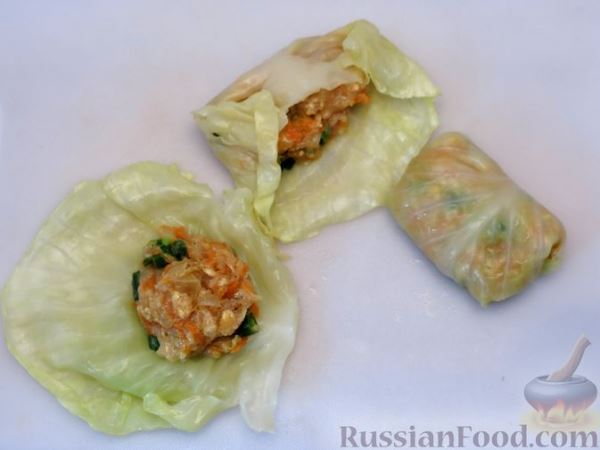Голубцы с курицей, овсянкой и стручковой фасолью, в томатном соусе