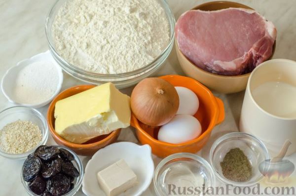 Дрожжевые пирожки-рулетики с мясом и черносливом