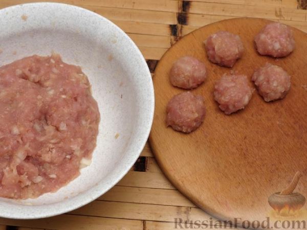 Томатный суп с нутом и мясными фрикадельками