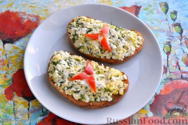 Гренки с сыром, варёными яйцами и зеленью