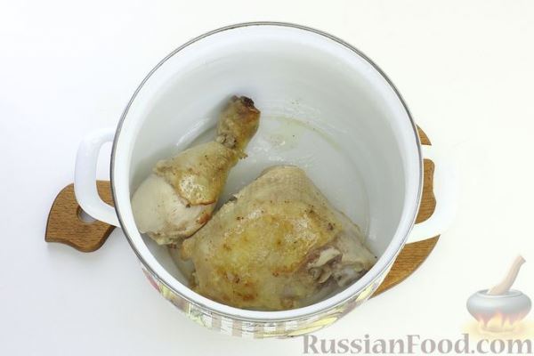 Острый куриный суп с кукурузой, помидорами и соком лайма