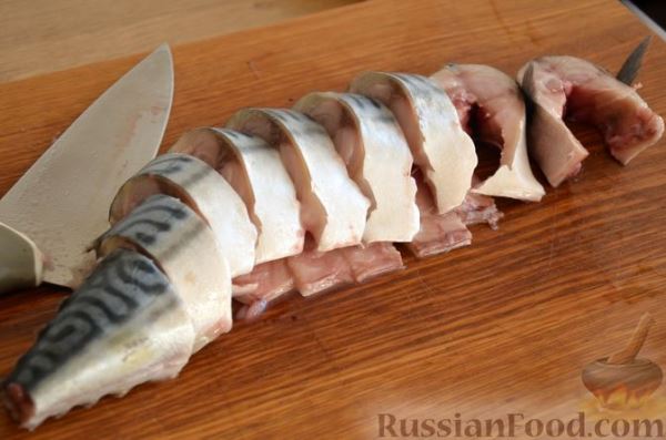 Скумбрия, запечённая с морковью и луком (в рукаве)