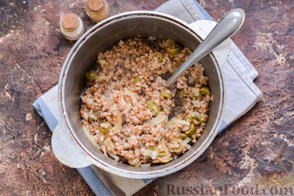 Гречка с консервированным тунцом и оливками