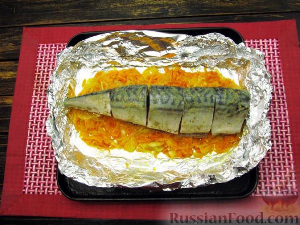Запечённая скумбрия с апельсинами, на овощной подушке