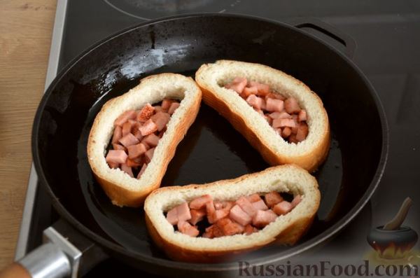 Яичница в хлебе, с сыром и колбасой