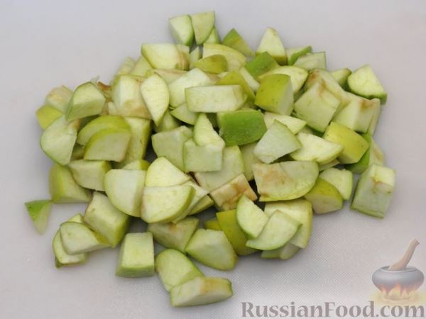 Кролик, тушенный в вине и сливках, с яблоками и сельдереем