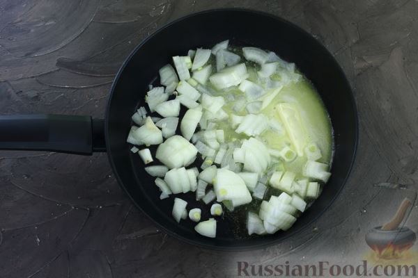 Жареный карась в сметанном соусе с грибами