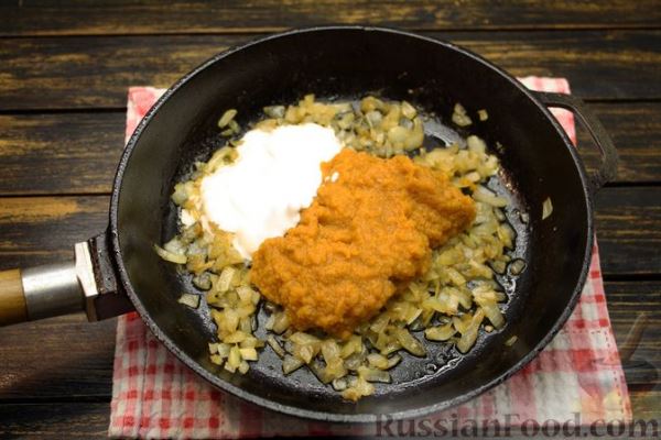 Куриное филе, тушенное с кабачковой икрой и сметаной
