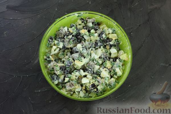 Салат с говядиной, картофелем, черносливом и яйцами