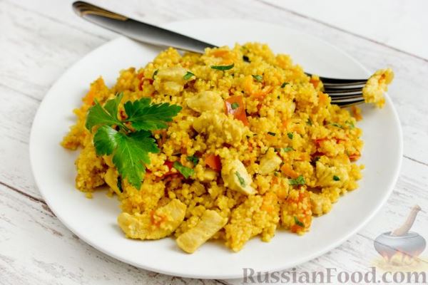 Кускус с курицей и овощами, на сковороде