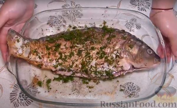 Карп, запечённый с морковью, луком и маринованными огурцами