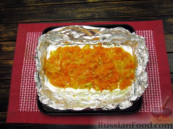 Запечённая скумбрия с апельсинами, на овощной подушке