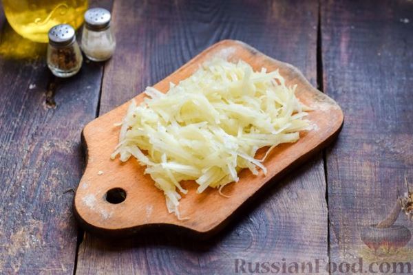 Заливной пирог на сметане, с картофелем и консервированной рыбой