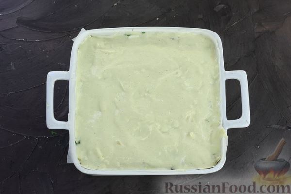 Манник с рыбой, отварными яйцами и майонезно-сметанной заливкой