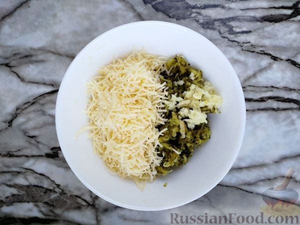 Закусочные маффины с маринованными огурцами, отварными яйцами и сыром
