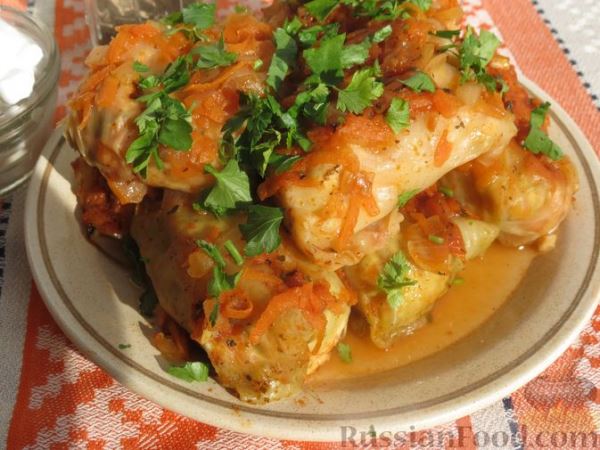 Голубцы с курицей, овсянкой и стручковой фасолью, в томатном соусе