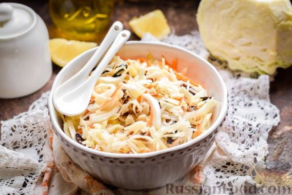 Салат с капустой, рисом, морковью, черносливом и орехами