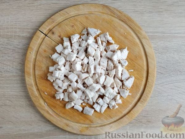 Салат с курицей, кукурузой и яичными блинчиками